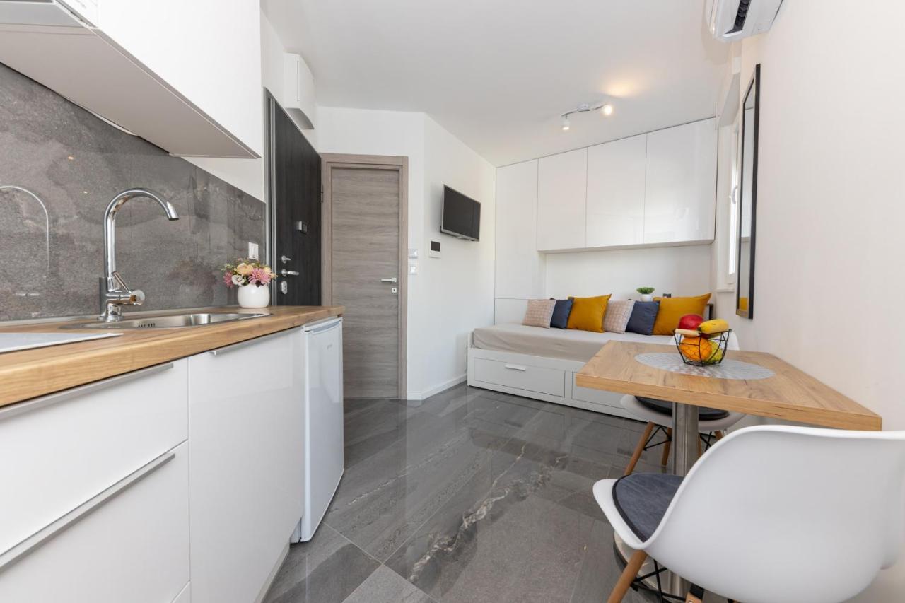 New Studio For 2, Free Private Garage Spot, Wi-Fi, 200 M From Mall Of 스플리트 외부 사진