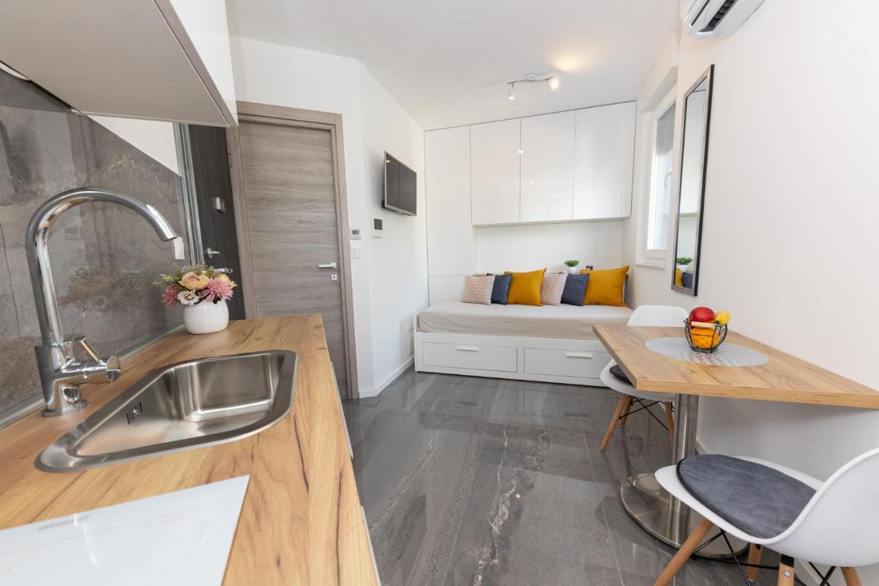 New Studio For 2, Free Private Garage Spot, Wi-Fi, 200 M From Mall Of 스플리트 외부 사진