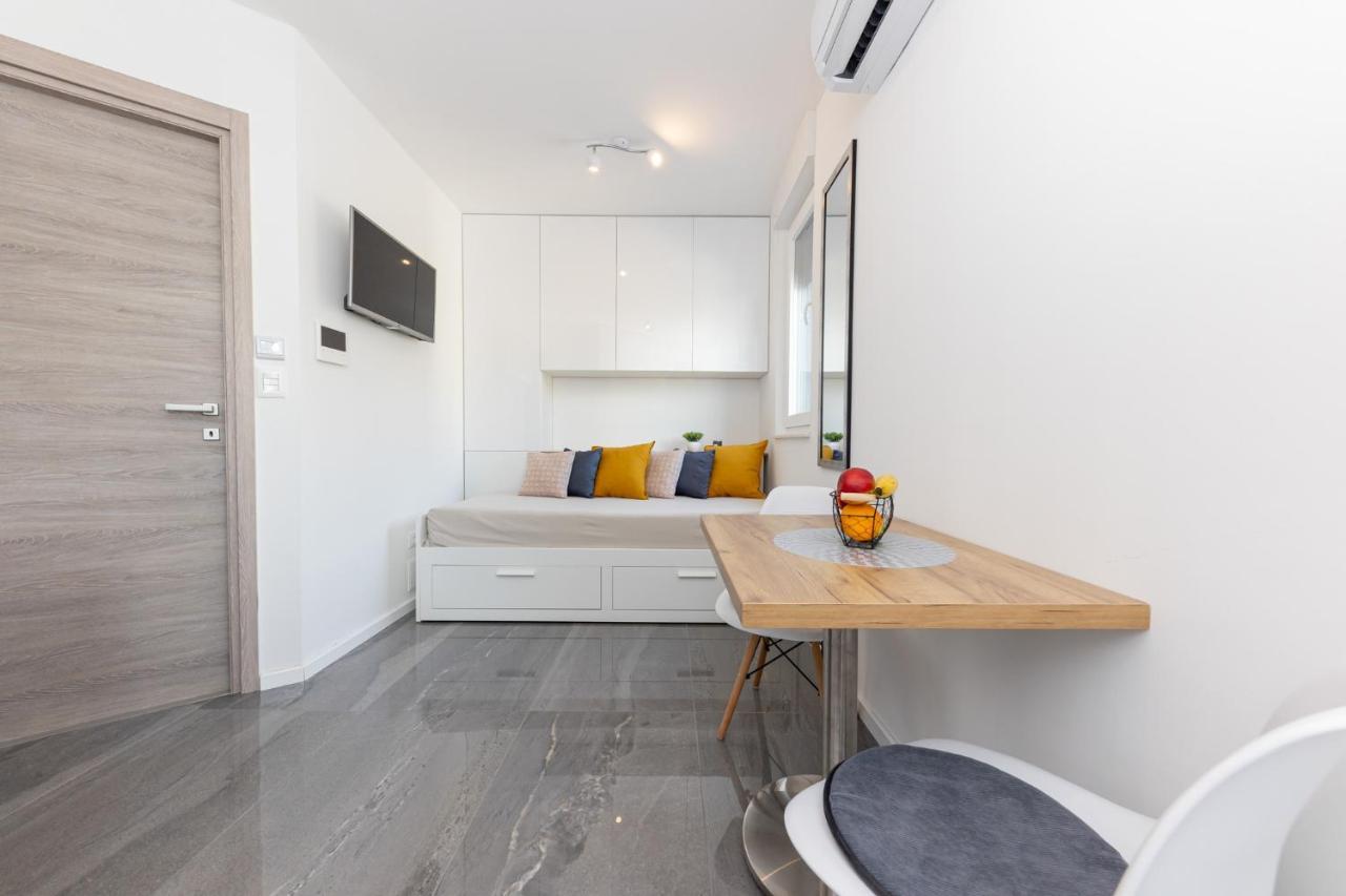 New Studio For 2, Free Private Garage Spot, Wi-Fi, 200 M From Mall Of 스플리트 외부 사진