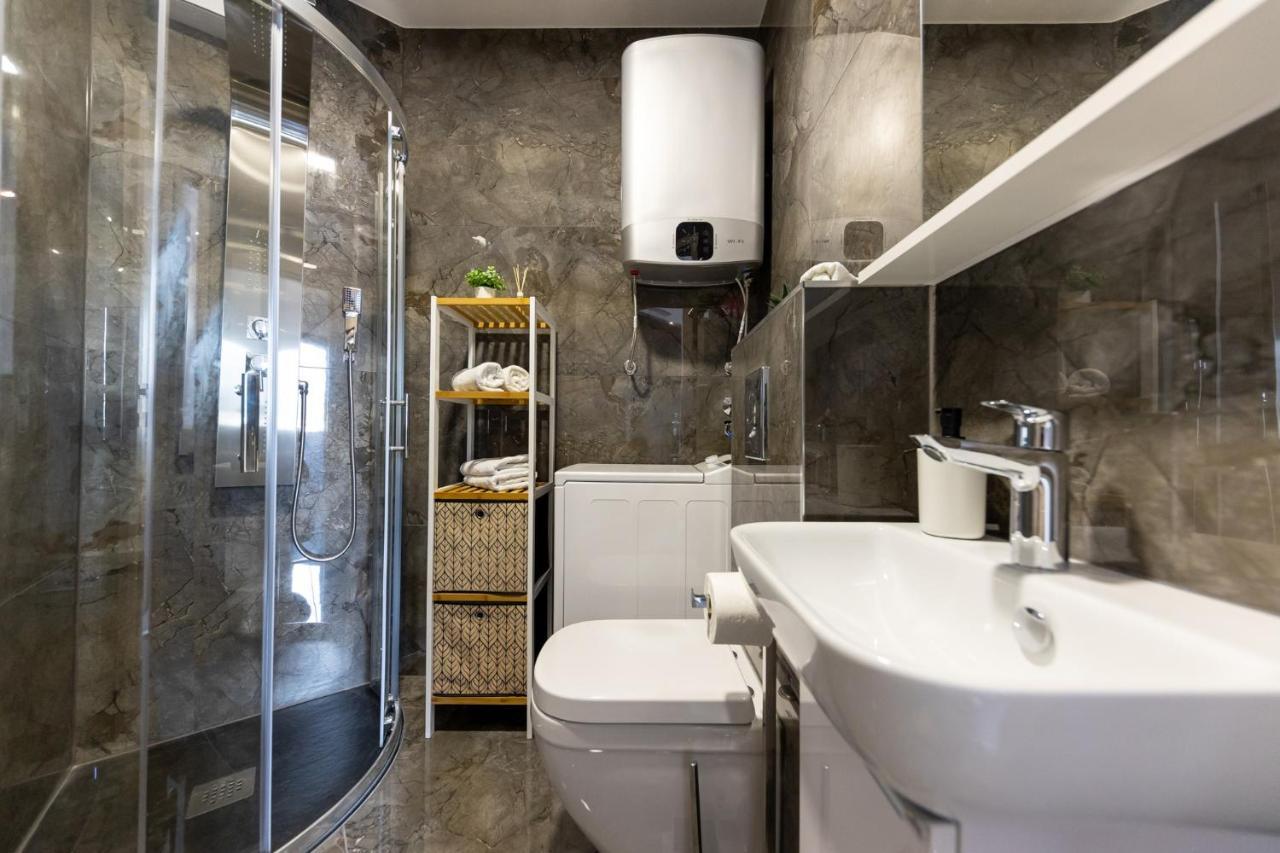 New Studio For 2, Free Private Garage Spot, Wi-Fi, 200 M From Mall Of 스플리트 외부 사진