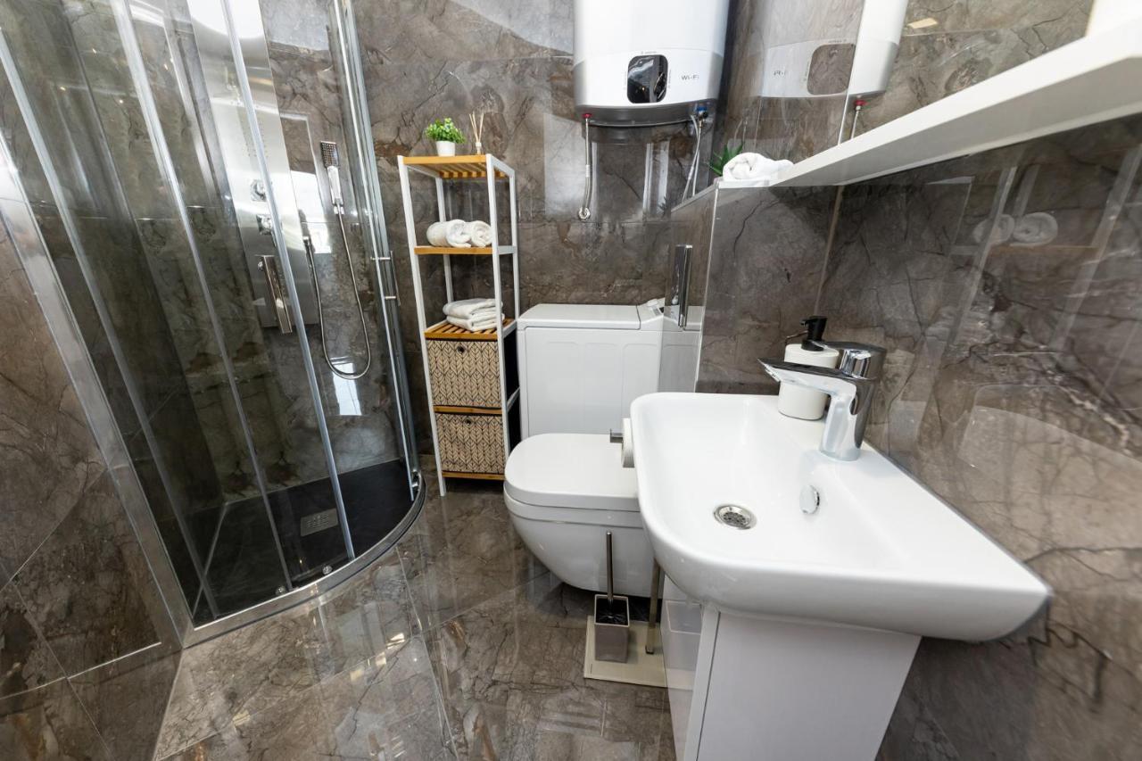 New Studio For 2, Free Private Garage Spot, Wi-Fi, 200 M From Mall Of 스플리트 외부 사진