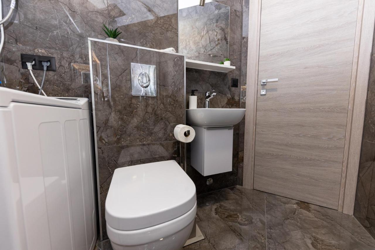 New Studio For 2, Free Private Garage Spot, Wi-Fi, 200 M From Mall Of 스플리트 외부 사진
